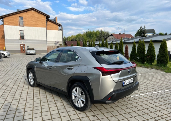 Lexus UX cena 103999 przebieg: 89000, rok produkcji 2021 z Rzeszów małe 562